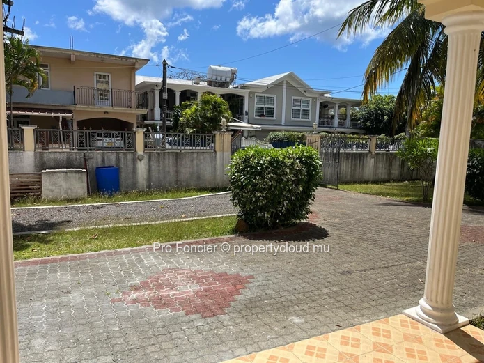 Duplex à louer à Trou aux Biches – Résidence sécurisée, pas loin à pied de la plage