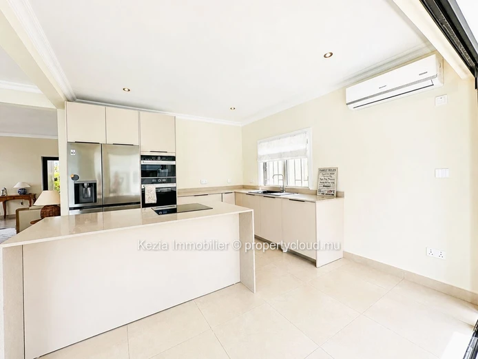 A Spacious Family Villa In Pereybere