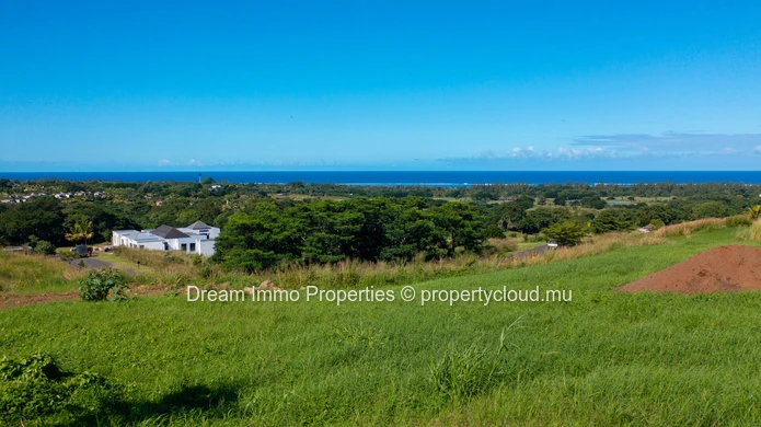 Sumptuous plot with breathtaking lagoon views in one of the most prestigious golf estates in Mauritius