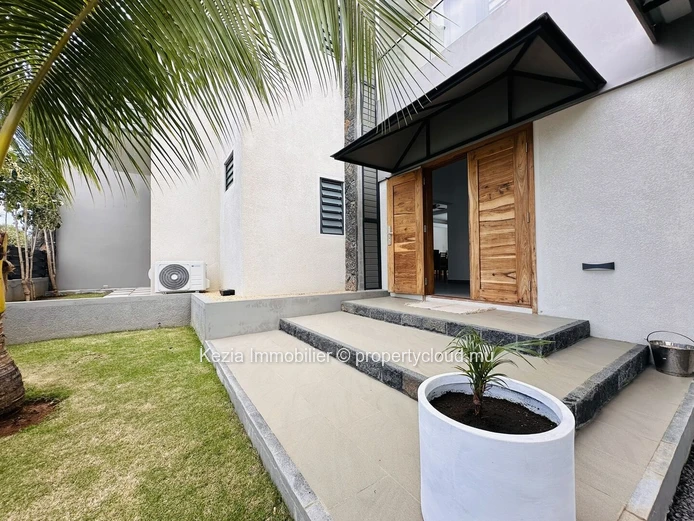 Contemporary Villa With Large Pool
