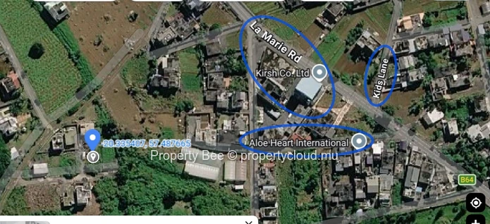 Parcelle en "coin" desservie par des routes d'accès communes sur 3 de ses faces