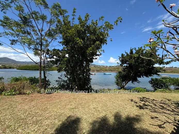 3-bedroom duplex with private pool – La Mivoie, Black River