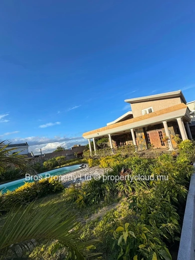 Villa 4 chambres à louer - Floreal, Curepipe | 110 000 roupies par mois | Terrain de 50 perches | 6 000 pieds carrés