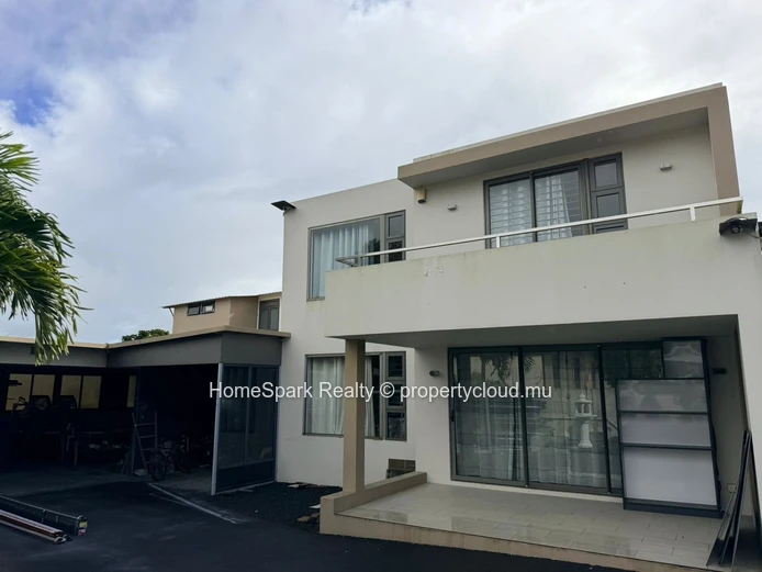 Maison Moderne à Vendre – Spacieuse et Bien Entretenue