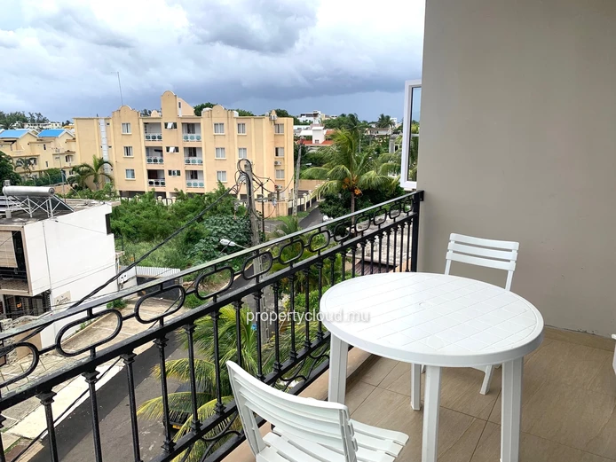 Flic en Flac Ile Maurice à louer appartement 2 chambres décoré avec goût situé au troisième étage avec piscine.