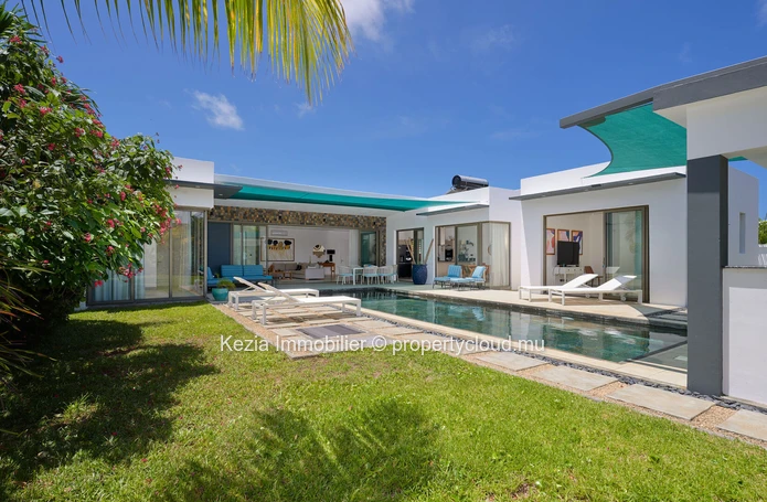 Contemporary Villa With Outbuilding
