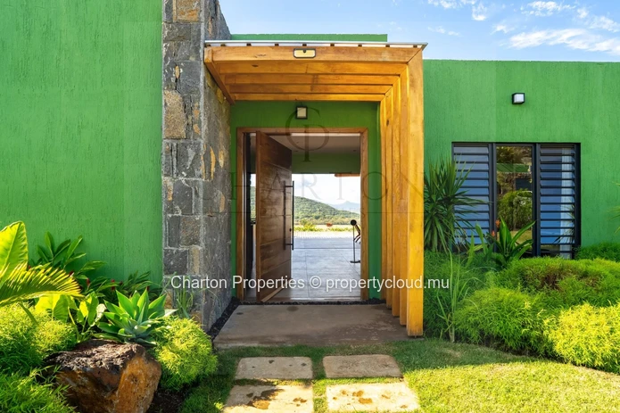 Contemporary 4-bedroom en suite villa with exceptional panoramic view of the sea and mountains