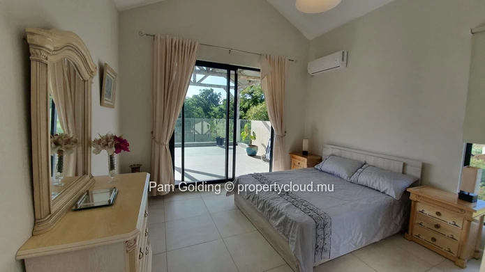 Maison entièrement sécurisée à vendre à Flic en Flac. (Mandat exclusif)