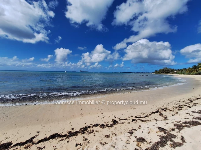 Exclusivité À vendre – Propriété pieds dans l'eau à Pointe aux Canonniers.