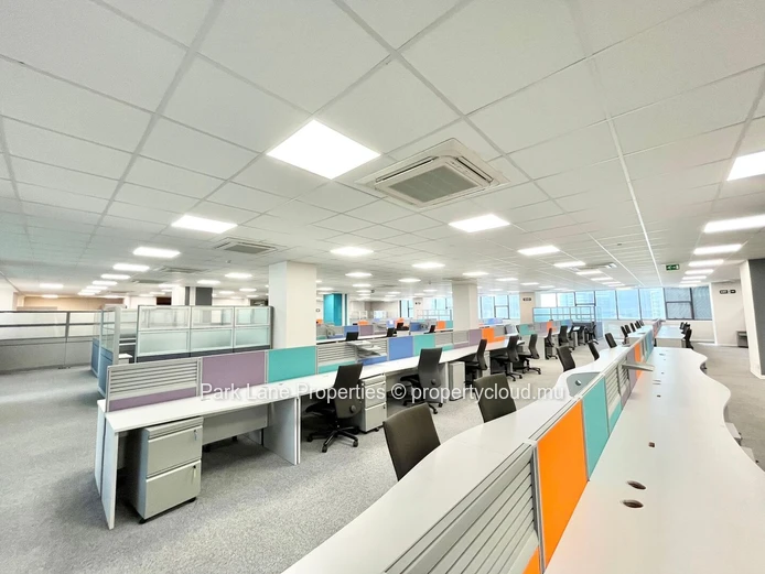 Bureau meublé de 998 m² prêt à être occupé à Ebene