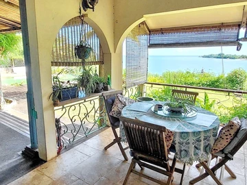 Seafront villa with outbuilding and office space 