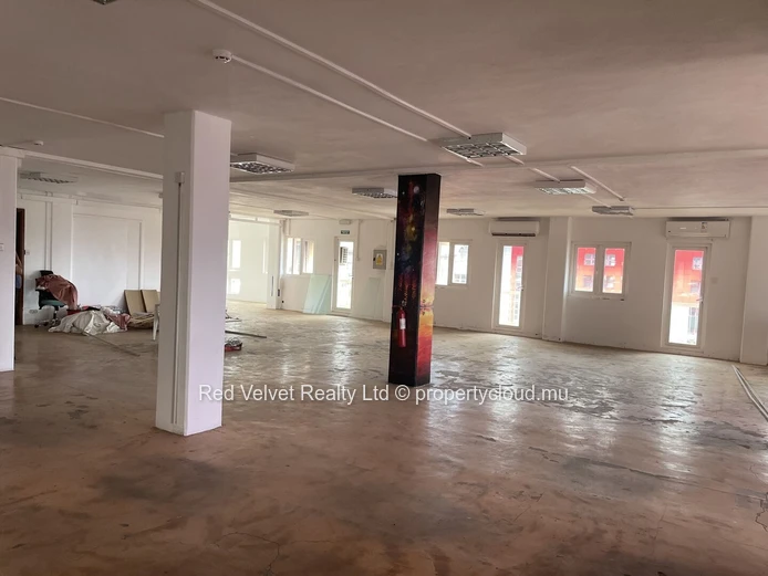 Large 4,000 sqft Office with Wraparound Balcony – Quatre Bornes