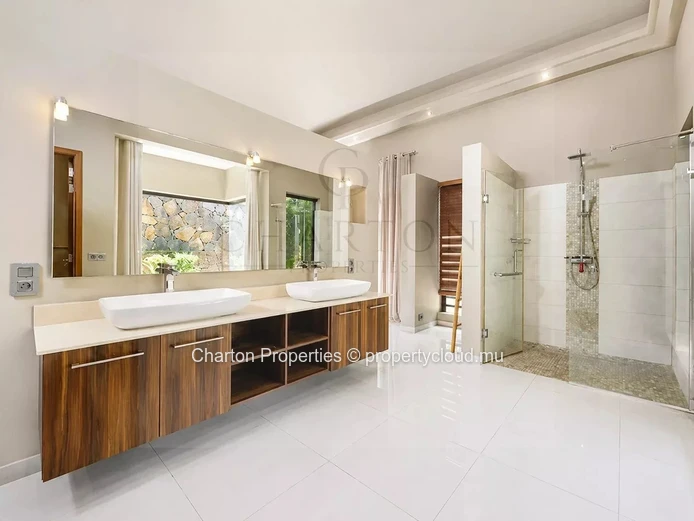 Villa élégante de 4 chambres en suite avec bureau – Une propriété familiale au cœur d’un cadre tropical privilégié