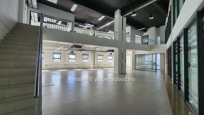 Bureau moderne de 292 m² à Phoenix, avec 6 places de parking, ascenseur privé, groupe électrogène, parking sécurisé e...