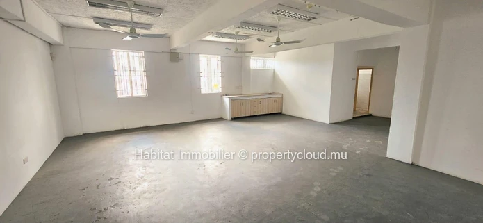 To rent : Unfurnished spacious office of 1161 m² in Port Louis