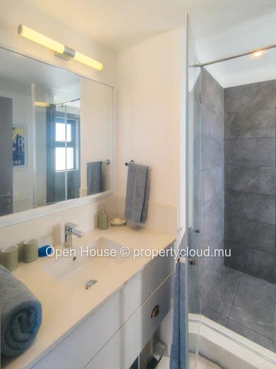 Luxurious penthouse facing the sea in the heart of a prestigious estate. 3 bedrooms, Master suite. Pool and restauran...