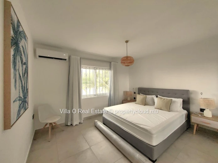 Dispo au 15 Janvier. Jolie pieds dans l'eau privatif pour cette belle villa spacieuse, fraichement rénovée, fonctionn...