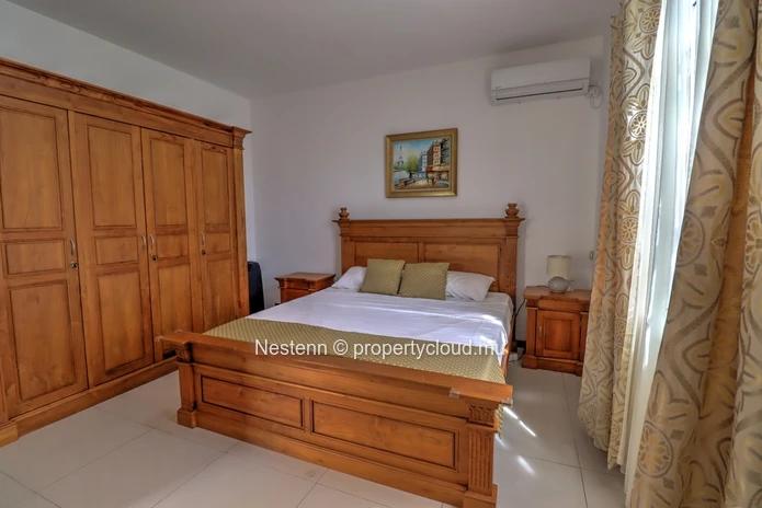 Charmante maison de ville de 3 chambres avec piscine privée et équipements modernes