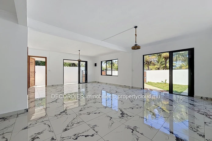 À VENDRE – Maison de plain-pied avec piscine et grand jardin