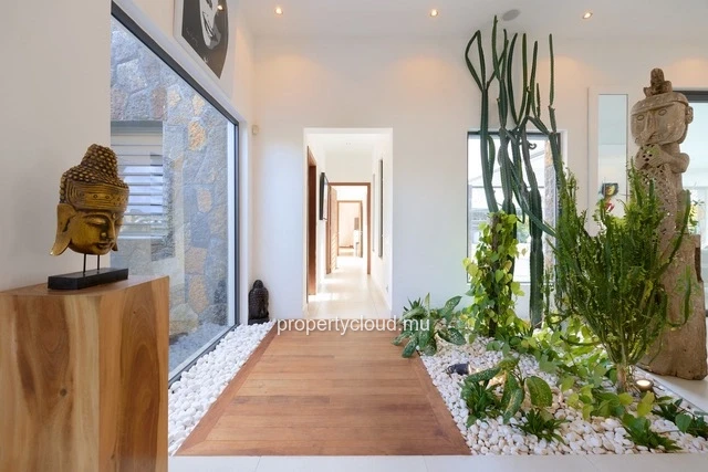 A vendre villa de 4 chambres en suite + bureau de 414,20 m2 sur un terrain de 1 065 m2 accessible aux etrangers à Gra...