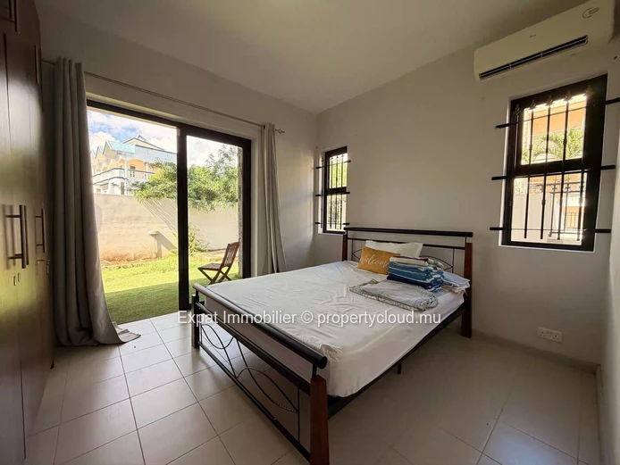 2-Bedroom Apartment with Shared Pool for Rent – 500m from Flic-en-Flac Beach