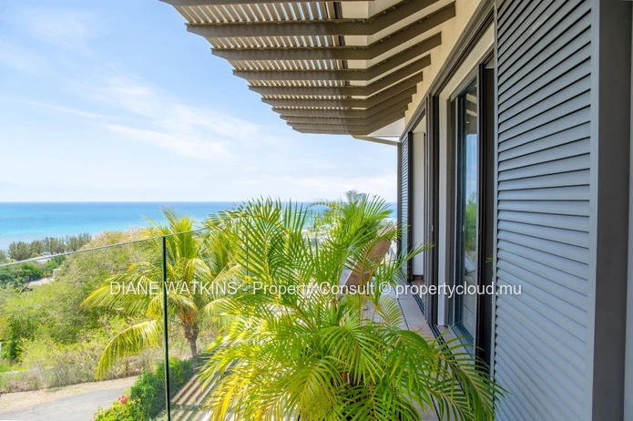 Suspendue Entre le Ciel et la Mer : Une Villa Contemporaine à Vendre à Rivière Noire