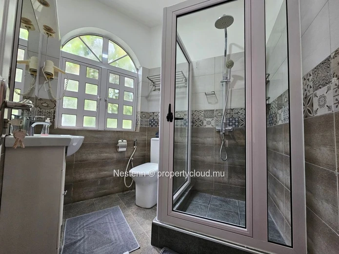 Freshly renovated 1-bedroom studio within walking distance of the beach