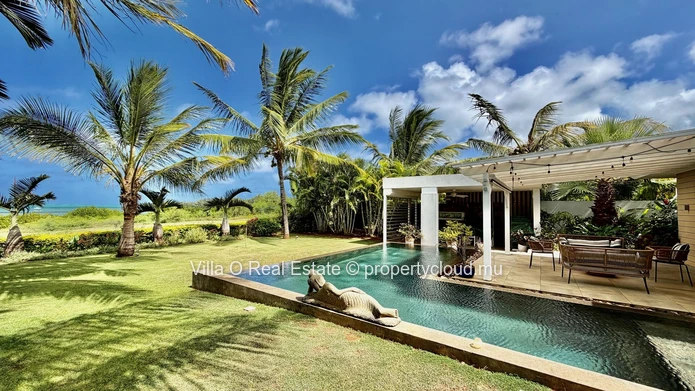 Sublime vue mer turquoise de cette jolie villa, sa belle terrasse et gazebo avec piscine a debordement, situee en res...