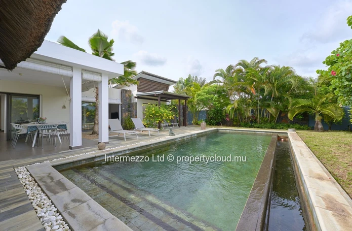 Villa PDS à vendre, Grand Baie, 347m², terrain 758m², 3 chambres, piscine, proche commerces, meublée, gardien, terras...