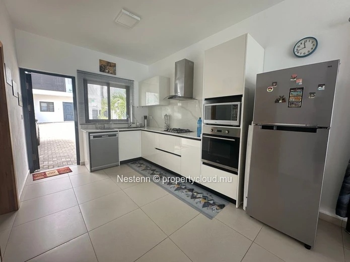 Duplex moderne de 3 chambres avec piscine privée à louer à Flic en Flac