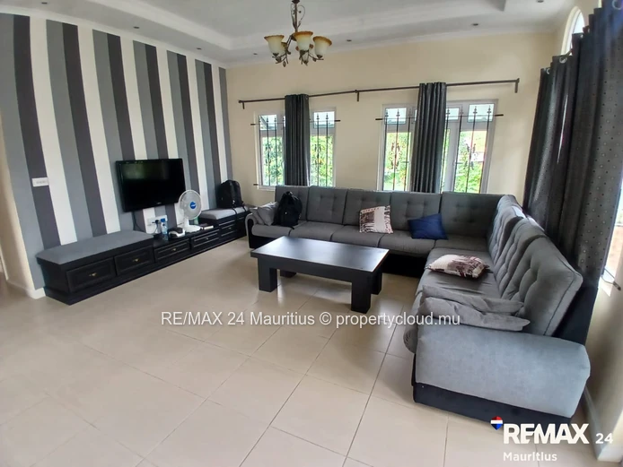 Spacious 5-Bedroom Family Home with Stunning Mountain Views