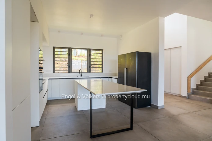 Contemporary Villa in Prestigious Golf Estate
