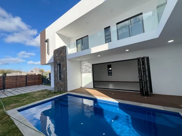 4 Bedroom Villa