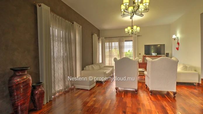 Modern single-storey villa with 6 bedrooms close to amenities.