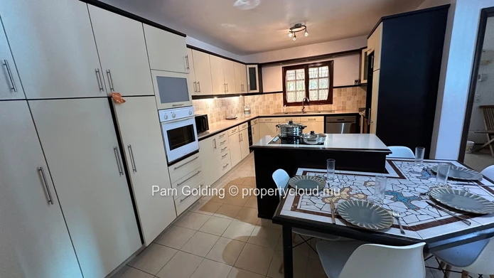 Spacious 300 m² Family Villa for Rent – Petit Village