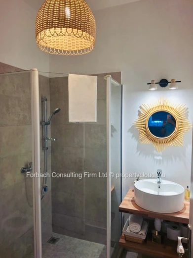 Modern 2 bedrooms apartment available 