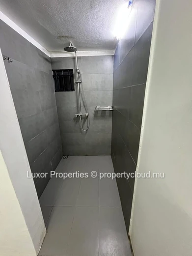 Appartement moderne de 2 chambres à louer à long terme – Flic en Flac