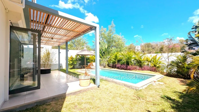 Séduisante maison au look sophistiqué, grâce aux matériaux noble et finitions haut de gamme. La piscine au sel est su...