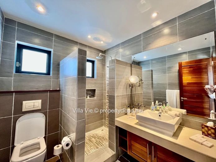 Calodyne - Elegant 4-bedroom home with swimming pool and garden