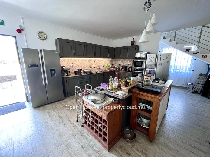 MAURITIAN VILLA in Grand Baie, 300m² living space, 353m² land, 3 bedrooms, office, garden, parking, close to schools,...