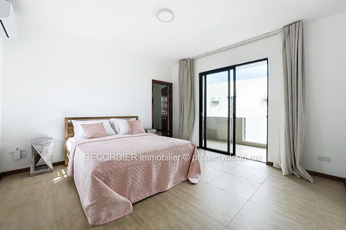 Belle maison sur deux niveaux avec une piscine