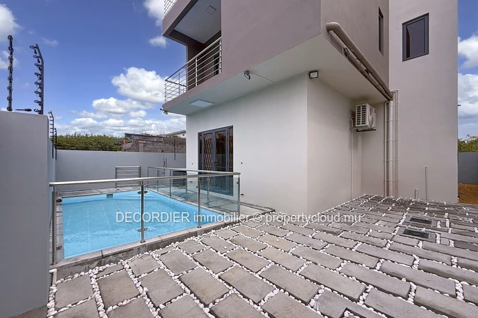 Villa élégante en cours de construction avec piscine et jardin