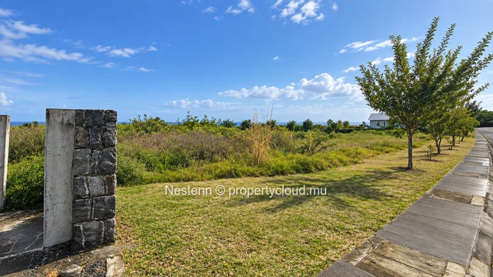 Freehold residential plot of 1,097 m² 