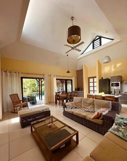 Belle villa de 4 chambres, 305 M2 hab sur 685 M2 de jardin tropical, accessible aux étrangers 