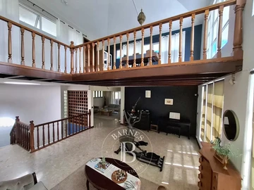 6 Bedroom House