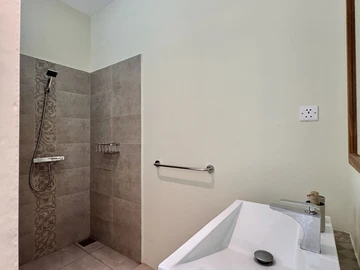 5 Bedroom Villa
