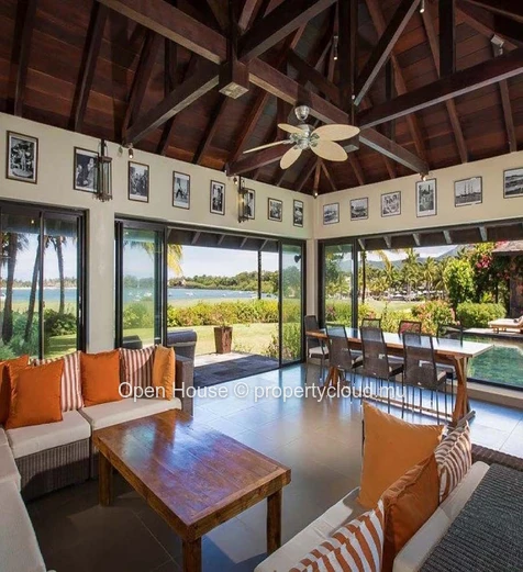 Villa pieds dans l'eau au coeur du prestigieux domaine de ANAHITA.