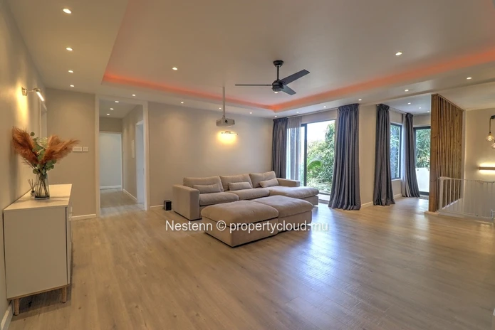 4-bedroom house  with secure garage and mountain view