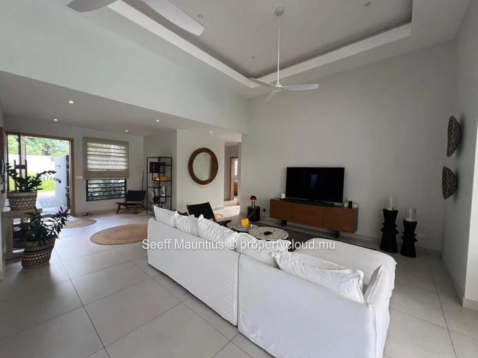 Villa Moderne avec Piscine Privée et Jardin Serein