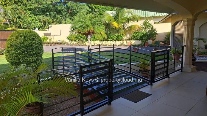 Exceptional 4-bedroom villa with pool, on long term rental in Petite Rivière Noire